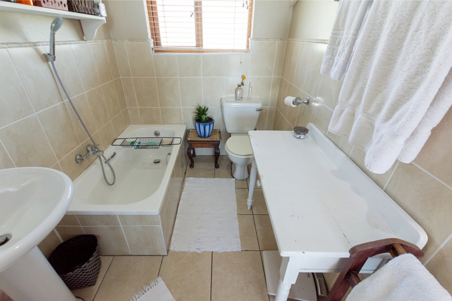 6 Bedroom Property for Sale in Middedorp Western Cape